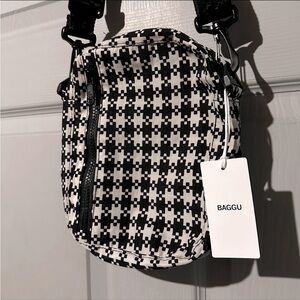 baggu sport crossbody - black and white pixel gingham